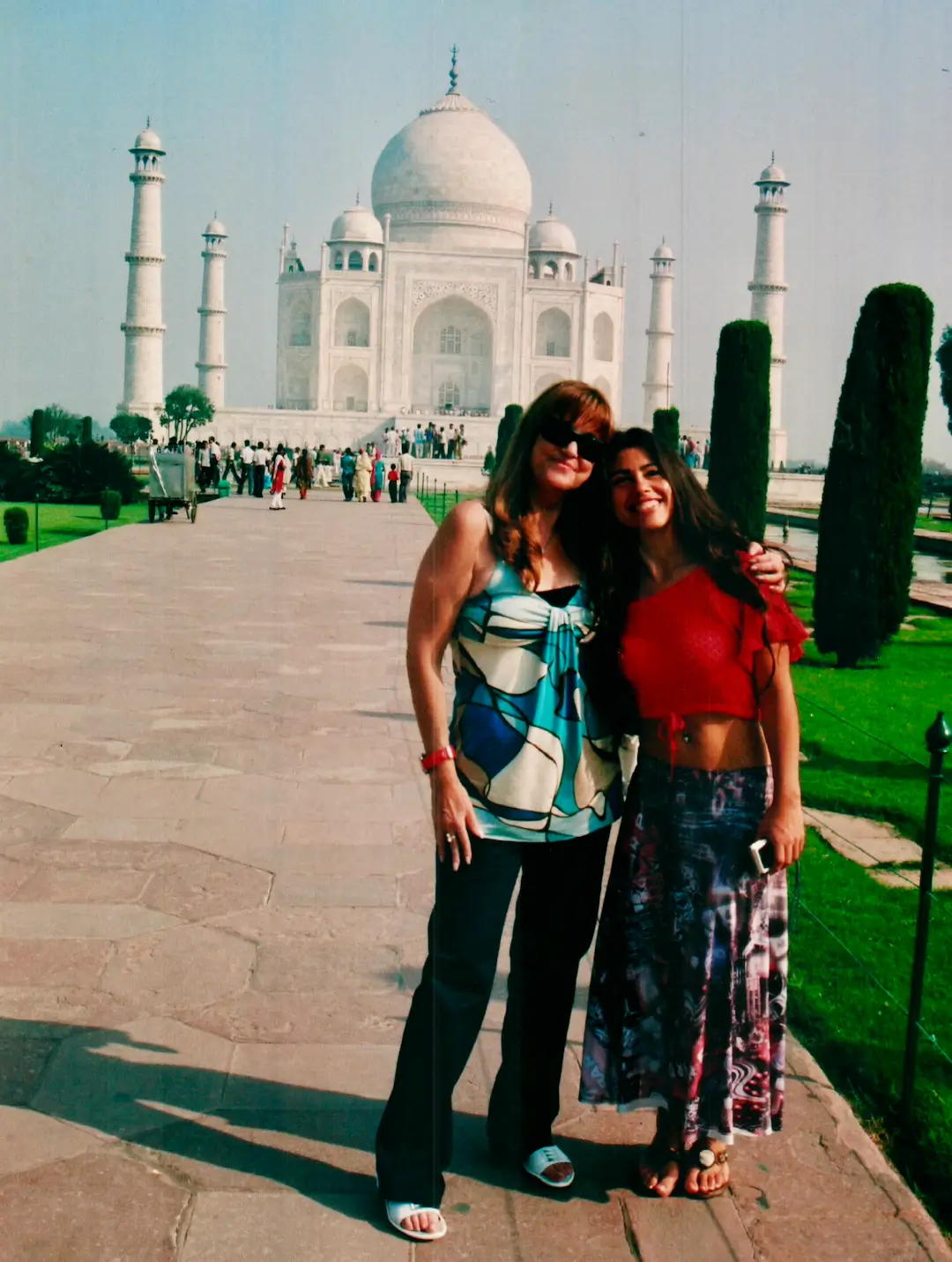 Marisa Correas, guía turística especializada, acompaña a viajeros en el Taj Mahal, Agra. Esta icónica maravilla del mundo es un destino imprescindible en India, reflejando la grandeza del Imperio Mogol.