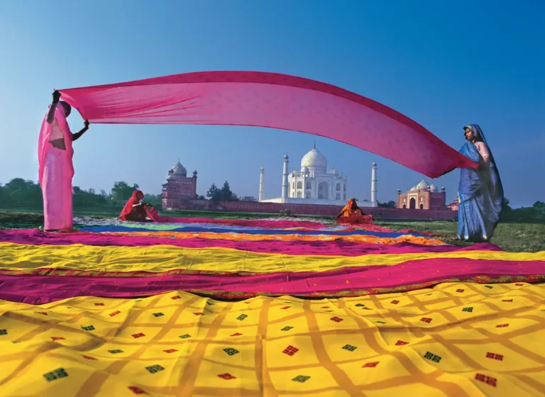 Itinerario de 15 Días en un Viaje a la India y Nepal: Cultura y Aventura 1 Viaje a India y Nepal. La imagen muestra el Taj Mahal, un majestuoso mausoleo de mármol blanco ubicado en Agra, Uttar Pradesh, India. Construido entre 1631 y 1648 por el emperador mogol Shah Jahan en memoria de su esposa Mumtaz Mahal, el Taj Mahal es reconocido por su impresionante arquitectura que combina elementos islámicos, persas, indios e incluso turcos. Este monumento es Patrimonio de la Humanidad por la UNESCO desde 1983 y fue designado como una de las Nuevas Siete Maravillas del Mundo Moderno en 2007. El complejo incluye, además del mausoleo principal, una mezquita, una casa de invitados y extensos jardines que se extienden a lo largo de 17 hectáreas.